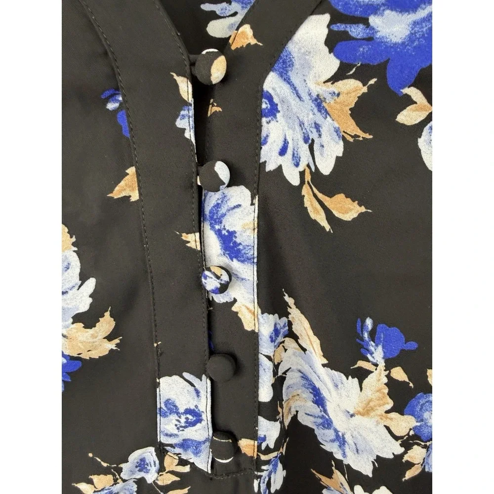 Torrid 5 Short Sleeve Black Floral V Neck Blouse W Covered Buttons - Picture 6 of 8
